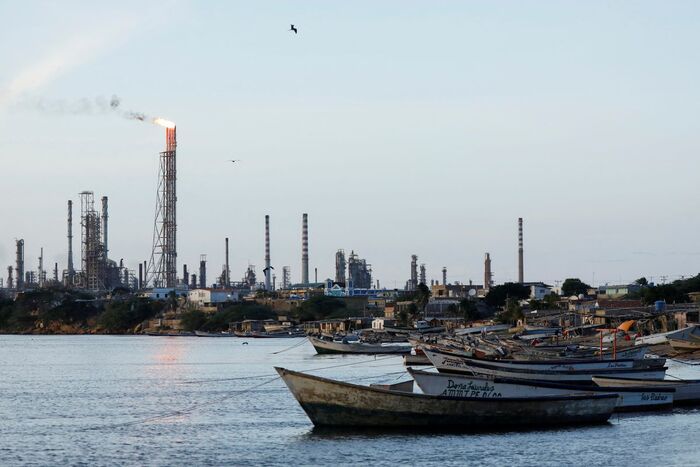 Các tàu đánh cá neo đậu gần Trung tâm Lọc dầu Paraguana (CRP) sau vụ tràn dầu thô vào tháng 9/2021 từ một đường ống kết nối các khu vực sản xuất tại đây với nhà máy lọc dầu lớn nhất của PDVSA ở Punta Cardon. (Nguồn: Reuters, Leonardo Fernandez Viloria).