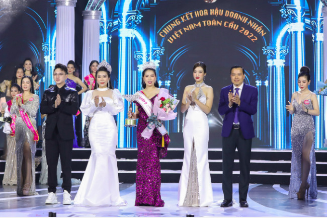 Doanh nhân Phan Thị Lệ Thu đăng quang ngôi vị Á hậu 2 cuộc thi Hoa hậu Doanh nhân Việt Nam Toàn cầu 2022