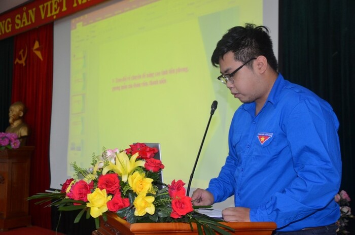 Đồng chí Đào Quang Minh, Đoàn Thanh niên đại diện Chi đoàn Viện Khoa học Môi trường và Biến đổi Khí hậu trình bày tham luận.