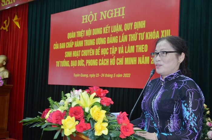 Đồng chí Nguyễn Thị Hoàng Yến, đại diện chi bộ Hội Khoa học Tâm lý - Giáo dục Việt Nam phát biểu tham luận.