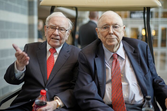 Charlie Munger (bên phải) được coi là “cánh tay phải” của nhà đầu tư huyền thoại Warren Buffett.