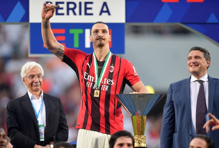 Ibrahimovic ăn mừng chức vô địch Serie A 2021/2022. (Ảnh: Reuters).