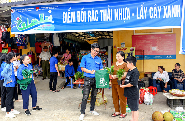 Điểm đổi rác thải nhựa lấy cây xanh, hưởng ứng Ngày Môi trường thế giới tại chợ An Phú, thành phố Tuyên Quang. Ảnh: Báo Tuyên Quang