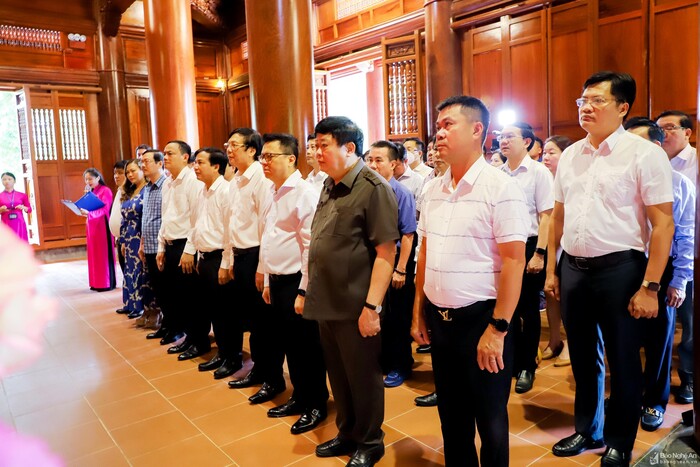 Đoàn đại biểu thành kính tưởng niệm Chủ tịch Hồ Chí Minh tại Khu Di tích Quốc gia đặc biệt Kim Liên (Nam Đàn). Ảnh: Phạm Bằng