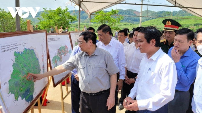 Thủ tướng Phạm Minh Chính và Đoàn công tác đi kiểm tra, khảo sát một số công trình, dự án lớn trên địa bàn tỉnh Sơn La, thị sát hiện trường dự án cao tốc Hòa Bình-Mộc Châu.
