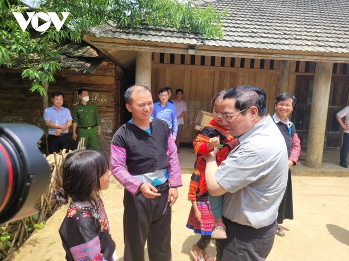 Thủ tướng Phạm Minh Chính thăm một số mô hình du lịch cộng đồng tại huyện Mộc Châu.