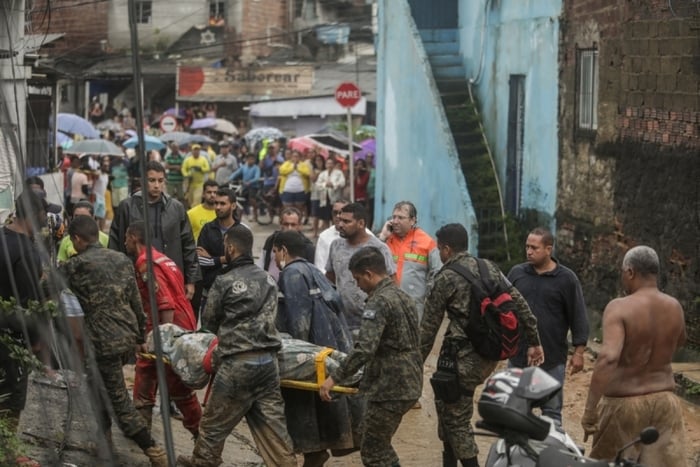 Quân đội Brazil được huy động để tìm kiếm các nạn nhân mất tích tại Recife. (Ảnh: Reuters)