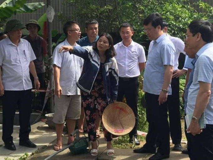 Chủ tịch UBND tỉnh Nguyễn Đức Trung cùng lãnh đạo các sở, ngành đã trực tiếp đi kiểm tra tình trạng sụt lún tại các hộ dân.
