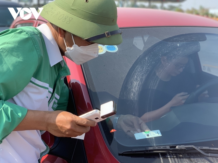 Nhân viên hỗ trợ dán thẻ ETC cho các xe qua cao tốc Hà Nội-Hải Phòng.
