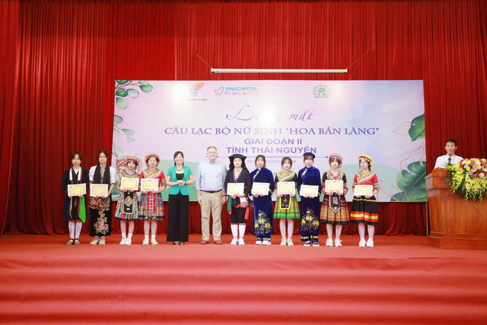Đại diện Hội Liên hiệp Phụ nữ tỉnh Thái Nguyên và Đại diện VCF trao học bổng cho các nữ sinh.
