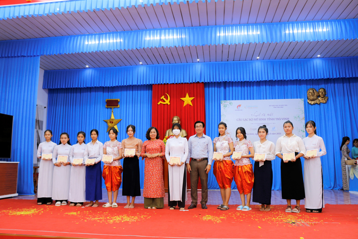 Đại diện Quỹ học bổng Vừ A Dính và Đại diện Sở Giáo dục và Đào tạo tỉnh Trà Vinh trao học bổng cho các nữ sinh.