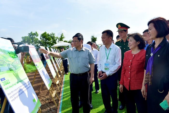 Thủ tướng Chính phủ Phạm Minh Chính và đoàn công tác nghe giới thiệu về tổ hợp dự án có vốn đầu tư lên đến hơn 3.000 tỷ của Vinamilk và Mộc Châu Milk.