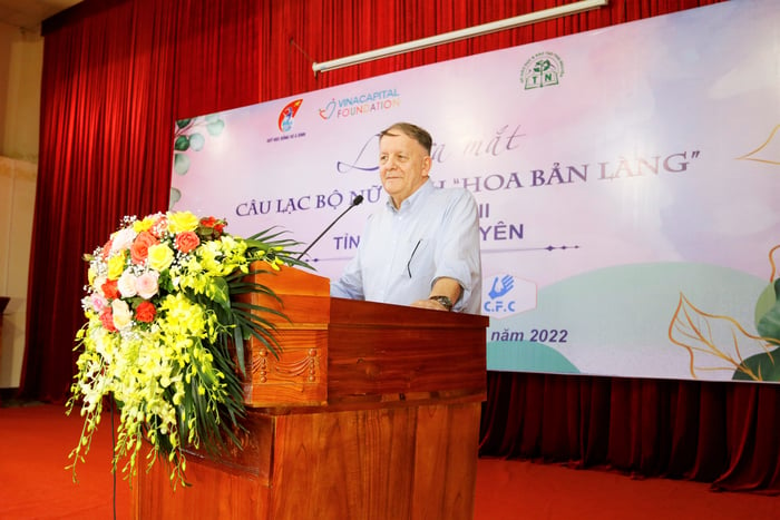Ông Rad Kivette - Tổng Giám đốc VinaCapital Foundation phát biểu trong chương trình CLB Nữ sinh Hoa bản làng tại tỉnh Thái Nguyên.