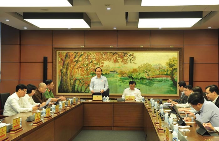 Các đại biểu Quốc hội Đoàn TP Hà Nội tại phiên thảo luận tổ.