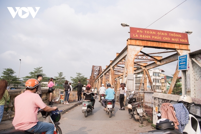Lưu lượng xe máy qua cầu Long Biên đông, người dân vẫn họp chợ, nhiều xe chở nặng, ảnh hưởng đến ANTT, ATGT trên cầu.