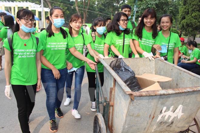 Các tình nguyện viên tham gia dọn vệ sinh xung quanh hồ Bảy Mẫu, Hà Nội. Ảnh: Hùng Đạt