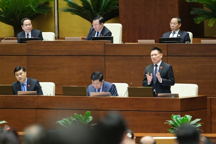 Bộ trưởng Bộ Tài chính Hồ Đức Phớc phát biểu giải trình một số nội dung đại biểu Quốc hội chất vấn. Ảnh: VOV