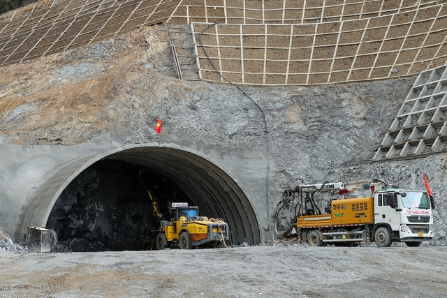 Công trình hầm đường bộ xuyên núi Dốc Sạn.