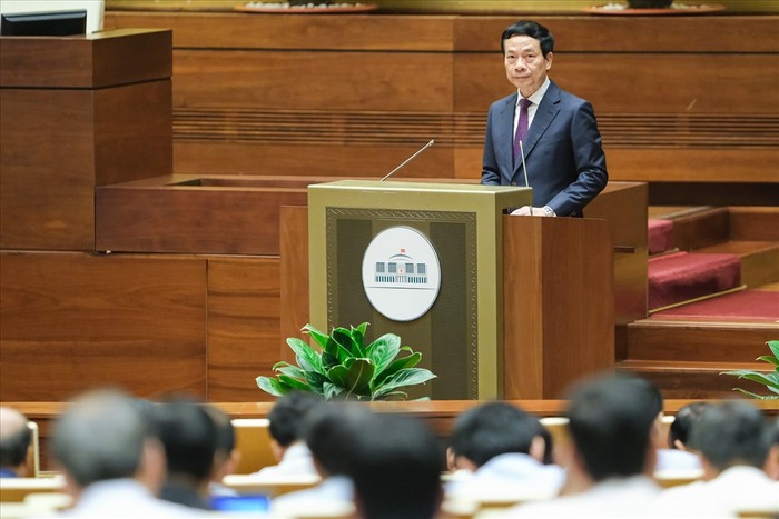 Bộ trưởng Nguyễn Mạnh Hùng báo cáo về dự án Luật Tần số vô tuyến điện. Ảnh: Quochoi