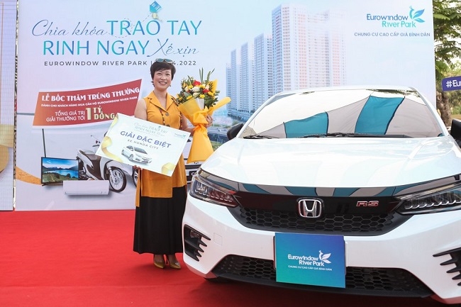 Bà Trần Thị M. – khách hàng may mắn nhận ô tô trị giá 600 triệu đồng tại sự kiện tri ân khách hàng đầu tiên ngày 24/04/2022 vừa qua.