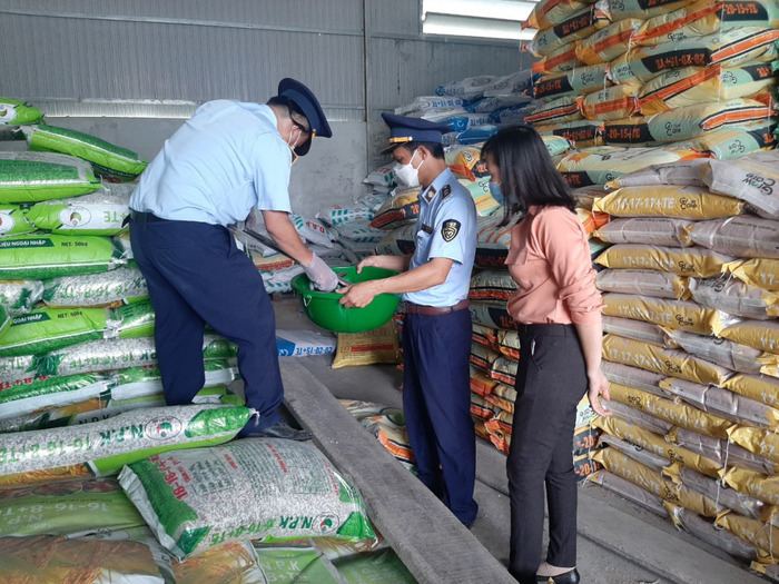 Phát hiện hơn 5 tấn phân bón NPK không đảm bảo chất lượng tại huyện Cái Bè, tỉnh Tiền Giang. Ảnh: Công thương