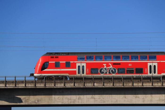 Một chuyến tàu chở khách đi trên một cây cầu ở thủ đô Berlin, Đức. Ảnh: Bloomberg