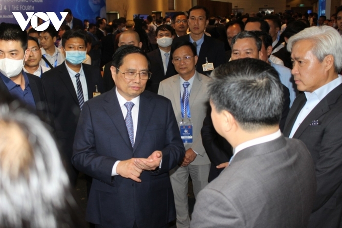 Ông Don Lam – Chủ tịch Hội đồng quản trị Vina Capital (thứ 2 bên phải) đang trao đổi với Thủ tướng Chính phủ Phạm Minh Chính bên lề diễn đàn.