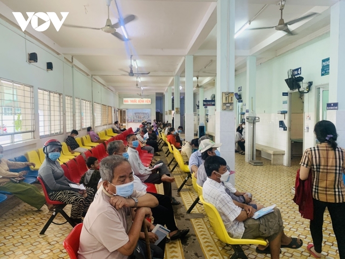 Các bệnh nhân ngồi chờ đến lượt khám bệnh tại một bệnh viện ở Tiền Giang.