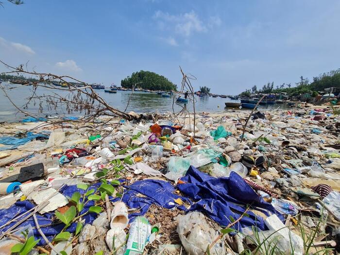 Rác thải đóng thành lớp dày trên bờ biển ở khu vực thôn Sơn Trà, xã Bình Đông.