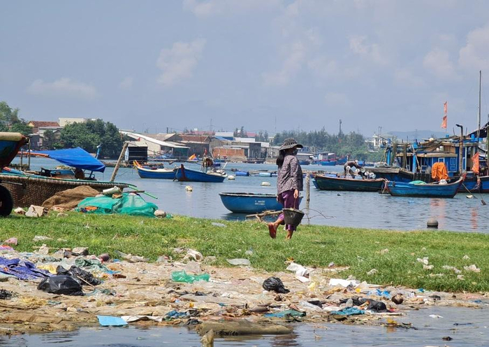Người dân mang rác thải xả thẳng xuống biển.