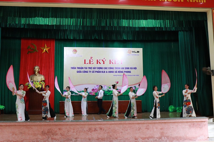 Tiết mục văn nghệ chào mừng của giáo viên và các em nhỏ Trường Mầm non xã Hồng Phong – một trong những đơn vị thụ hưởng của thỏa thuận tài trợ lần này.