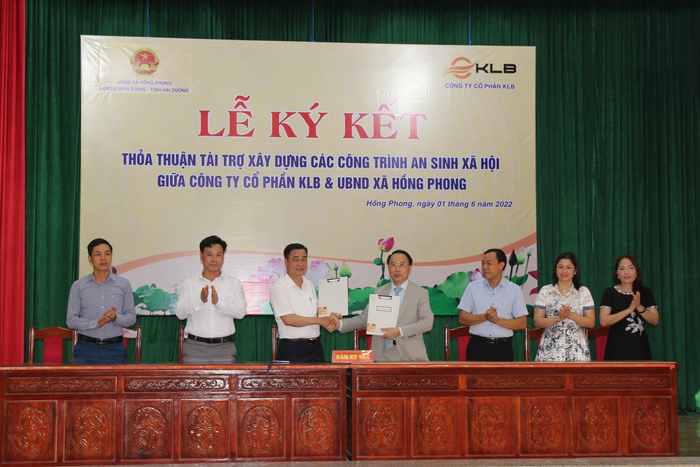Ông Bùi Trọng Tấn – Chủ tịch HĐQT Công ty Cổ phần KLB và ông Đặng Huy Hiến – Chủ tịch UBND xã Hồng Phong thực hiện ký kết thỏa thuận hợp tác.