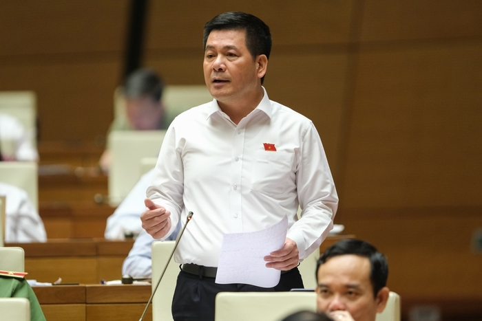 Bộ trưởng Bộ Công Thương Nguyễn Hồng Diên trả lời chất vấn của đại biểu.
