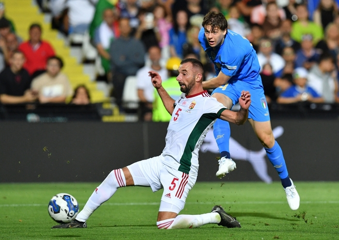ĐT Italia đánh bại ĐT Hungary 2-1 để tạm thời vươn lên dẫn đầu bảng A3. (Ảnh: Reuters).