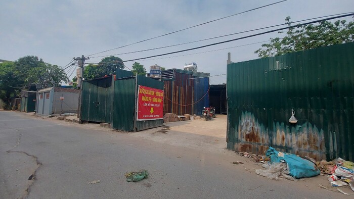 Hàng loạt nhà xưởng tại xóm Cầu cạnh ngõ 55/215 Triều Khúc sau trường học xây dựng trên đất nông nghiệp, rác thải để tràn lan ra đường.