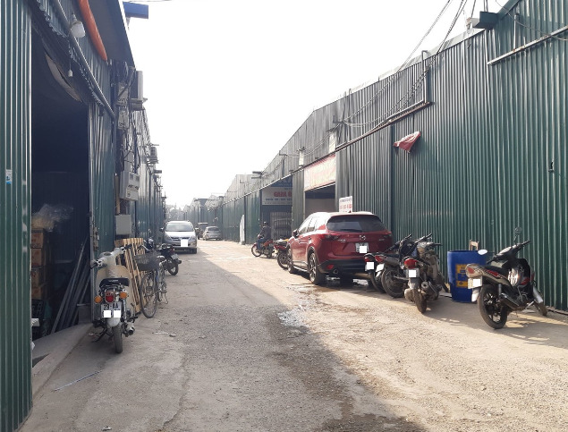 Khu vực ngõ 300 đường Nguyễn Xiển hàng loạt nhà xưởng mọc trái phép trên đất dự án.