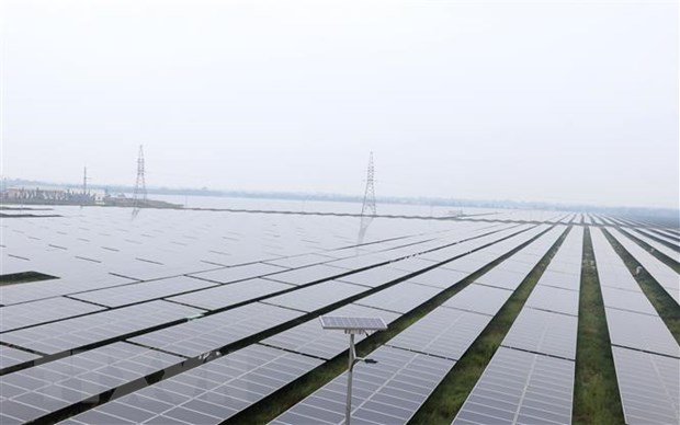 Những tấm pin năng lượng mặt trời của Nhà máy điện mặt trời Gio Thành 1, Quảng Trị. (Ảnh: TTXVN)