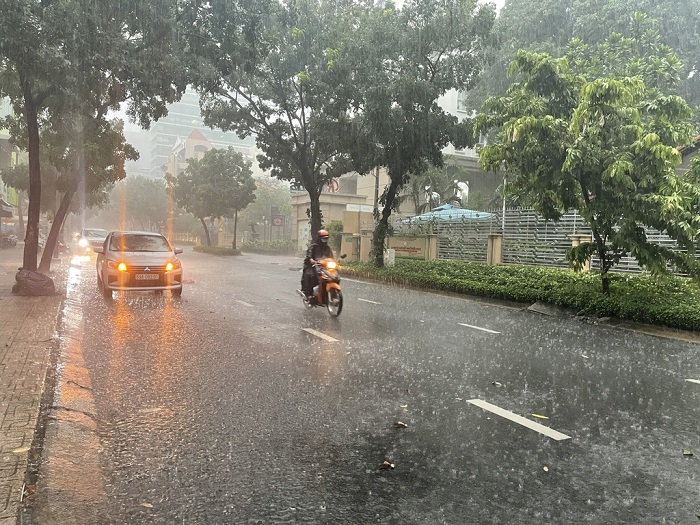 Ngày 10/6, Hà Nội có lúc mưa dông, cục bộ có mưa to. Ảnh: Thanh Niên