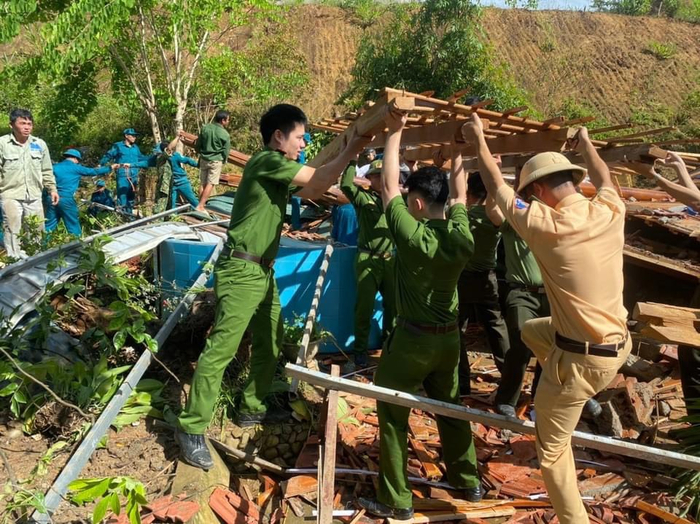 Lực lượng chức năng huyện Quan Sơn đã cứu hộ kịp thời 3 người mắc kẹt trong ngôi nhà sàn bị đổ do sạt lở đất