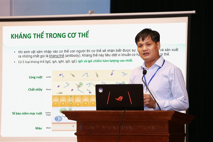 TS. BS Lê Minh Trác - Giám đốc Trung tâm Chăm sóc và Điều trị sơ sinh - Bệnh viện Phụ sản Trung ương trình bày về việc tăng cường miễn dịch cho trẻ bằng sữa non và lợi khuẩn.