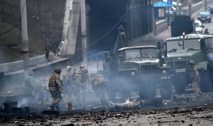 Các binh sĩ Ukraine khảo sát khu vực xảy ra giao tranh với Nga ở thủ đô Kiev vào ngày 26/2. Ảnh: AFP