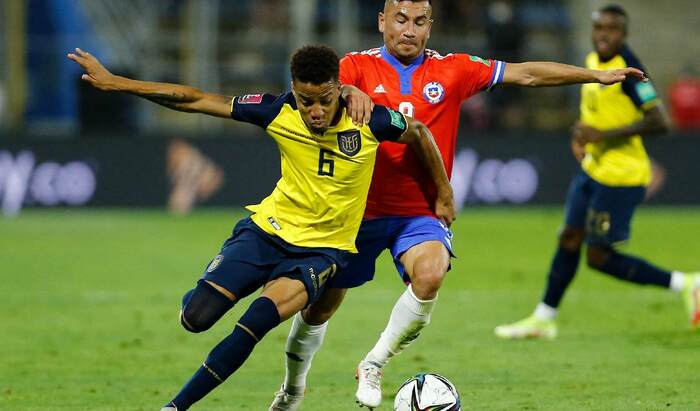Phía Chile (áo đỏ) kỳ vọng FIFA sẽ phạt Ecuador vì trung vệ Byron Castillo làm sai giấy tờ. Ảnh: Atena 2