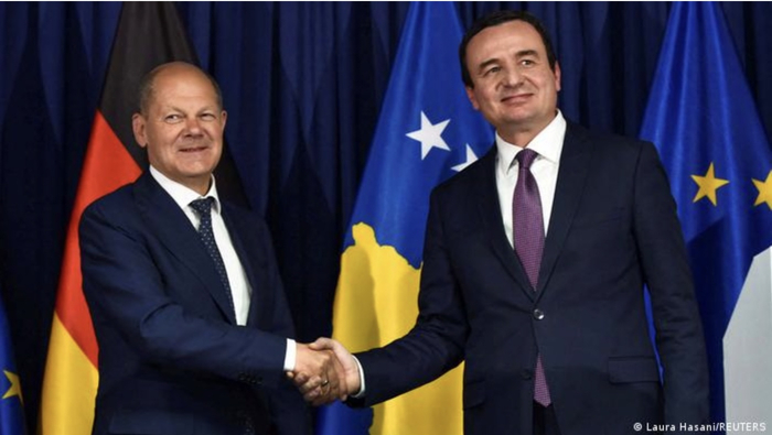 Sau cuộc gặp với Thủ tướng Đức Olaf Scholz (trái), Thủ tướng Kosovo Albin Kurti thông báo rằng đất nước của ông có kế hoạch xin gia nhập EU vào cuối năm. Ảnh: Reuters