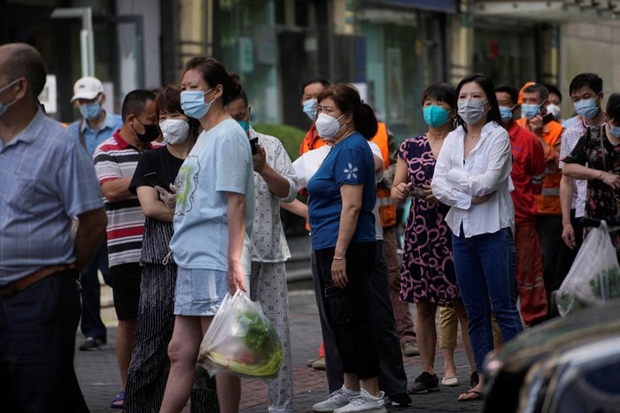 Người dân xếp hàng để xét nghiệm Covid ở Thượng Hải, Trung Quốc vào ngày 11 tháng 6 năm 2022. Ảnh: Reuters