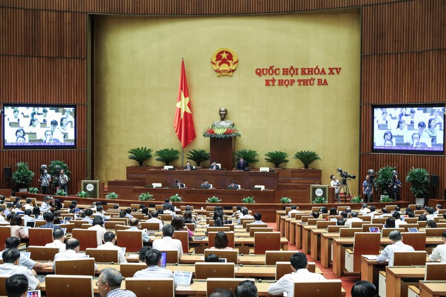 Các đại biểu Quốc hội tham dự, thảo luận tại Kỳ họp thứ 3, Quốc hội Khóa XV. (Ảnh: VGP)