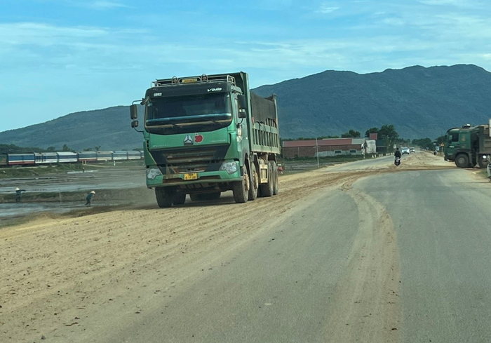 Xe tải vận chuyển vật liệu xây dựng làm rơi vãi đất ra nền đường