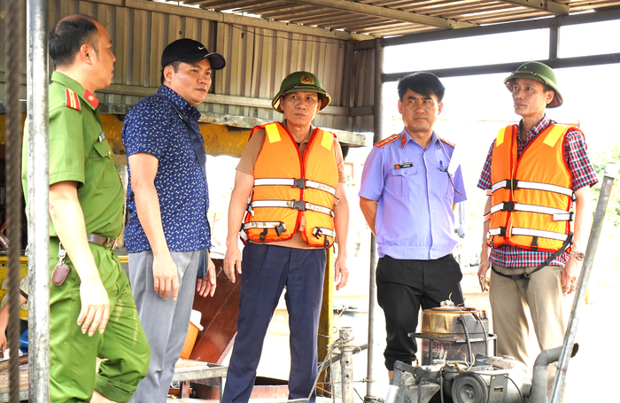 Đại tá Dương Văn Tiến, Phó Giám đốc Công an tỉnh Thanh Hóa trực tiếp chỉ đạo bắt các thuyền hút cát trái phép