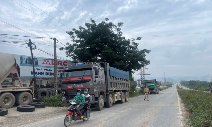 Đội CSGT-TT-Công an thị xã Nghi Sơn kiểm tra, xử lý xe quá khổ, quá tải trên địa bàn
