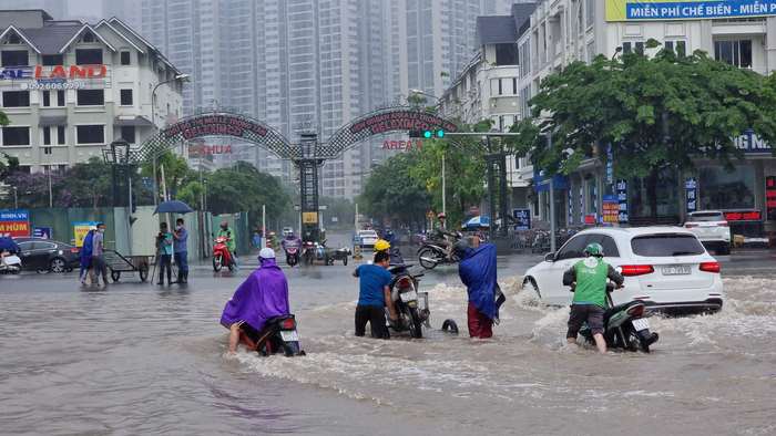 Các cơn mưa lớn dồn dập đã khiến tình trạng ngập úng ở Hà Nội càng trầm trọng hơn.