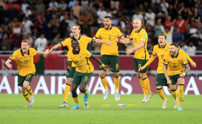 Niềm vui chiến thắng của các cầu thủ Australia. (Ảnh: Reuters).